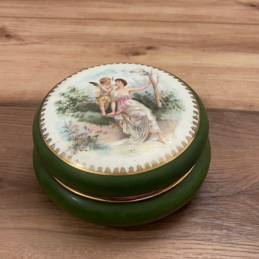 Vintage and pristine condition Royal Vienna portrait/ trinket box​​​​​​​​​​​​​​​